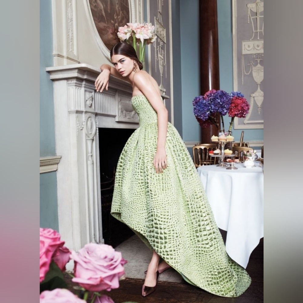 $7,000 OSCAR DE LA RENTA LIGHT GREEN HI LOW STRAPLESS TRAIN SILK GOWN US L